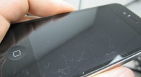 Cara Bersihkan Layar Smartphone yang Kena Baret